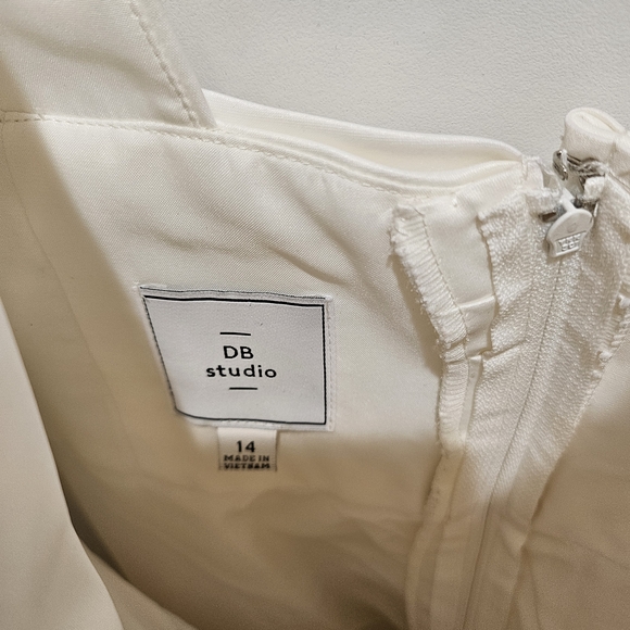 Elegant White Midi Dress - Picture 3 of 3